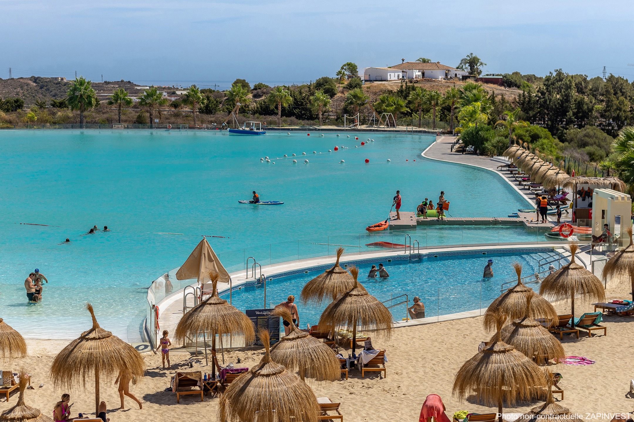 Rez-de-chaussée contemporain avec jardin et vues nature, à deux pas du Crystal Lagoon à Casares Costa, Espagne